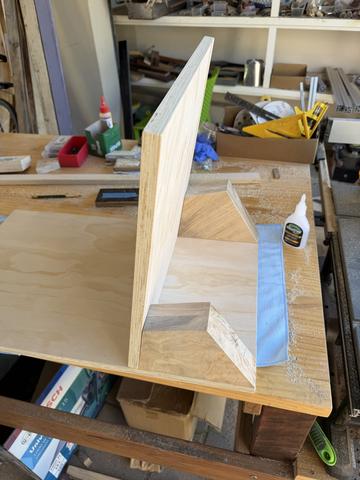 Seat meets back on sawn wooden blocks, glue and clamps.